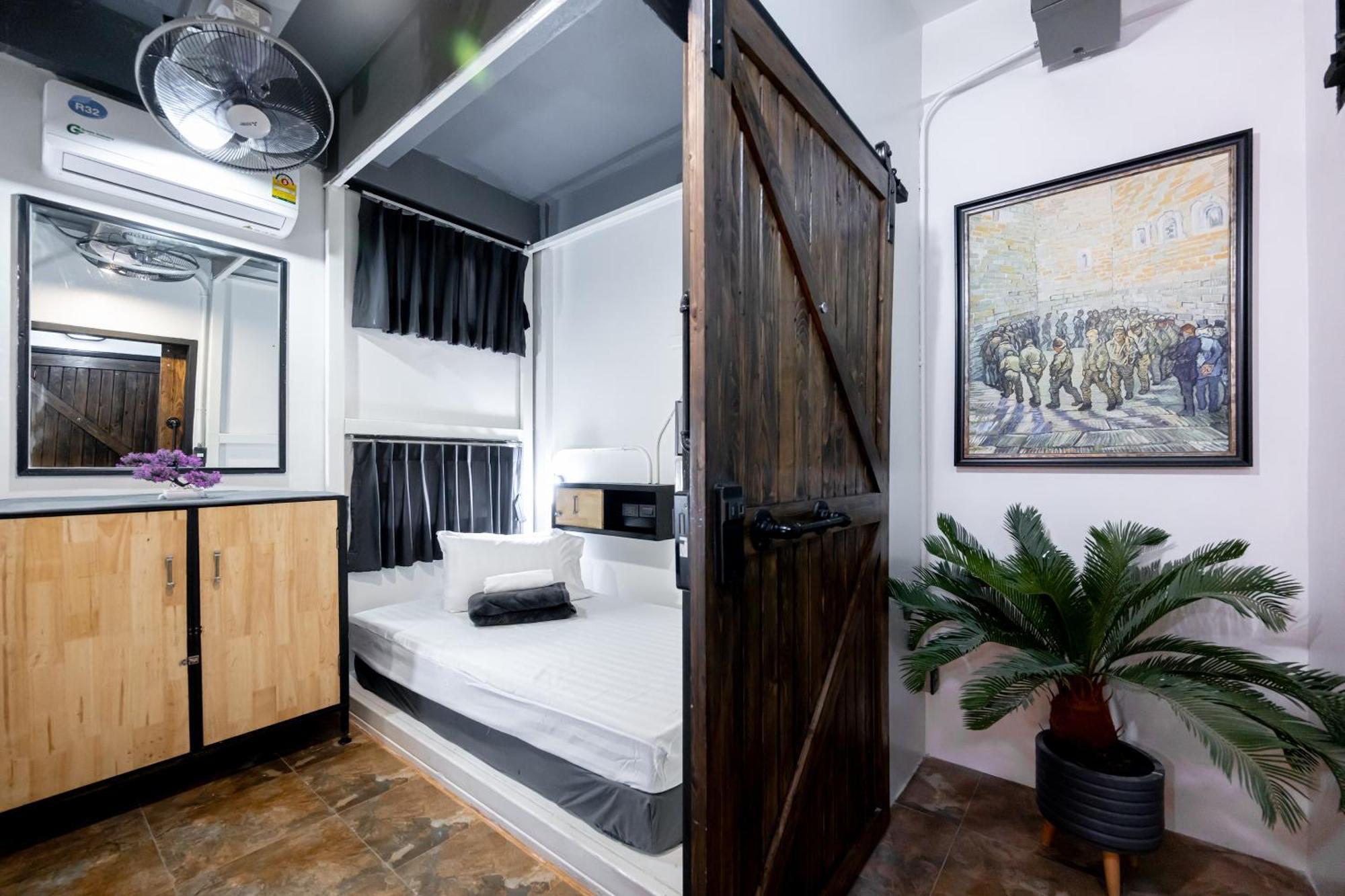 Vibes Hostel Бангкок Экстерьер фото