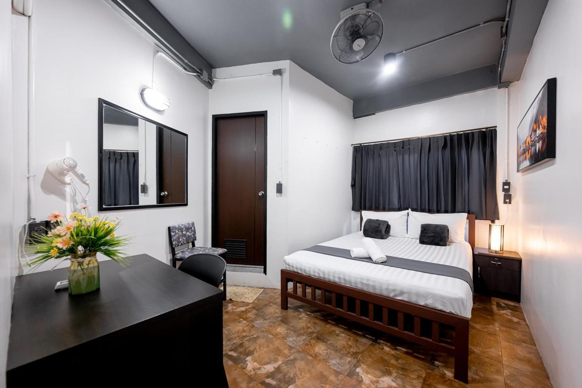 Vibes Hostel Бангкок Экстерьер фото