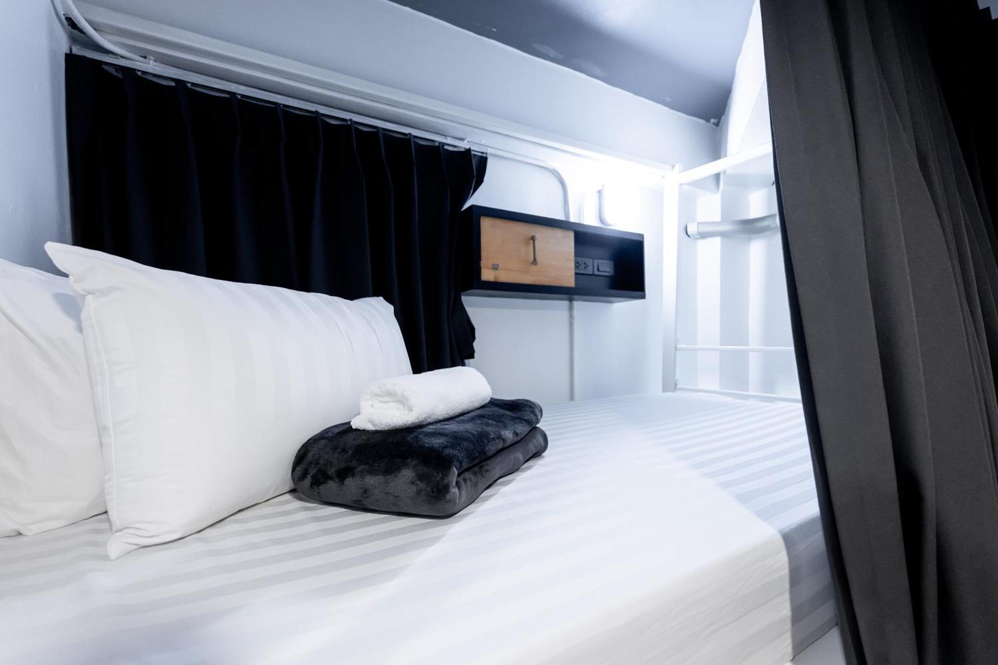 Vibes Hostel Бангкок Экстерьер фото