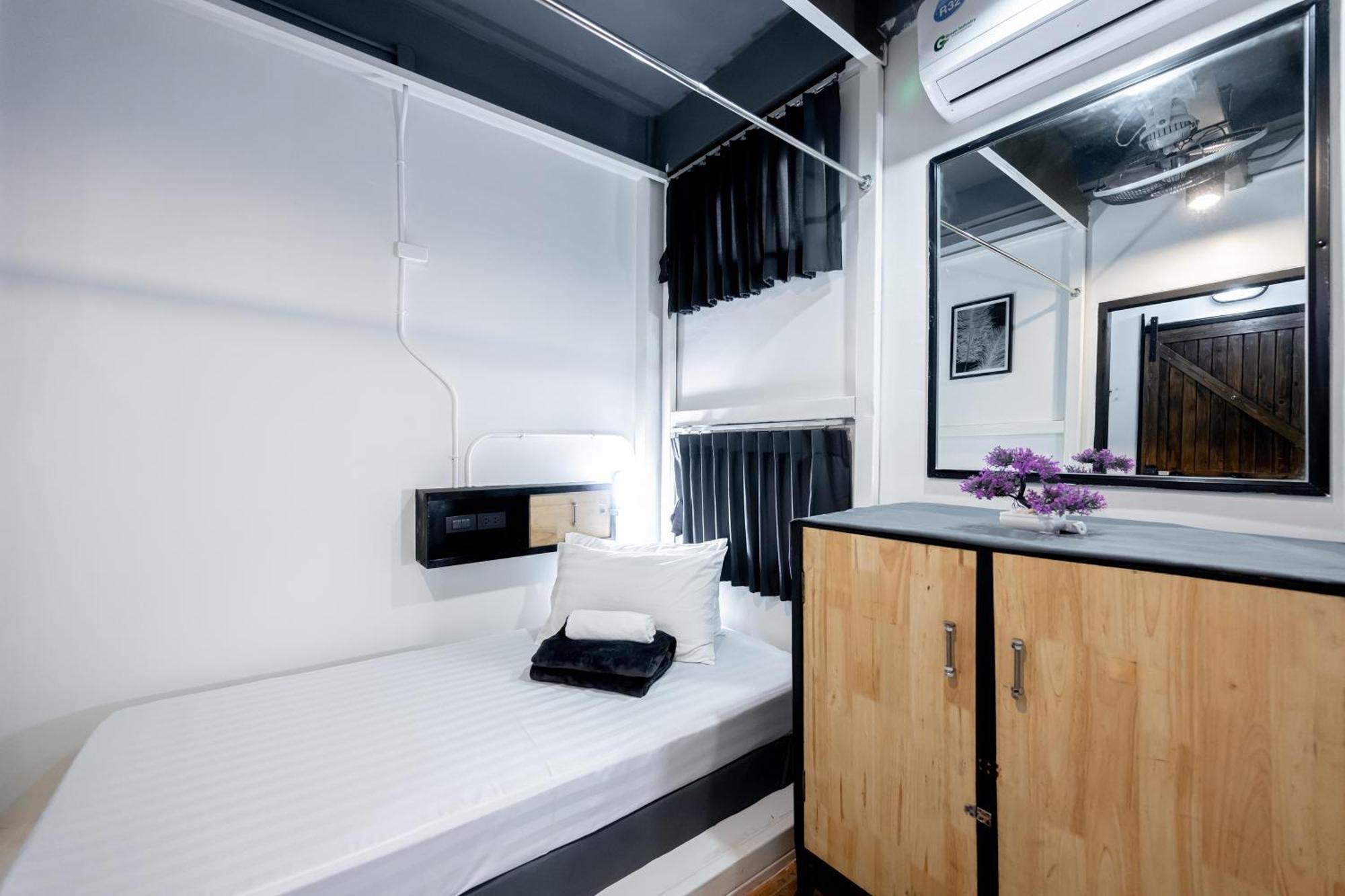 Vibes Hostel Бангкок Экстерьер фото