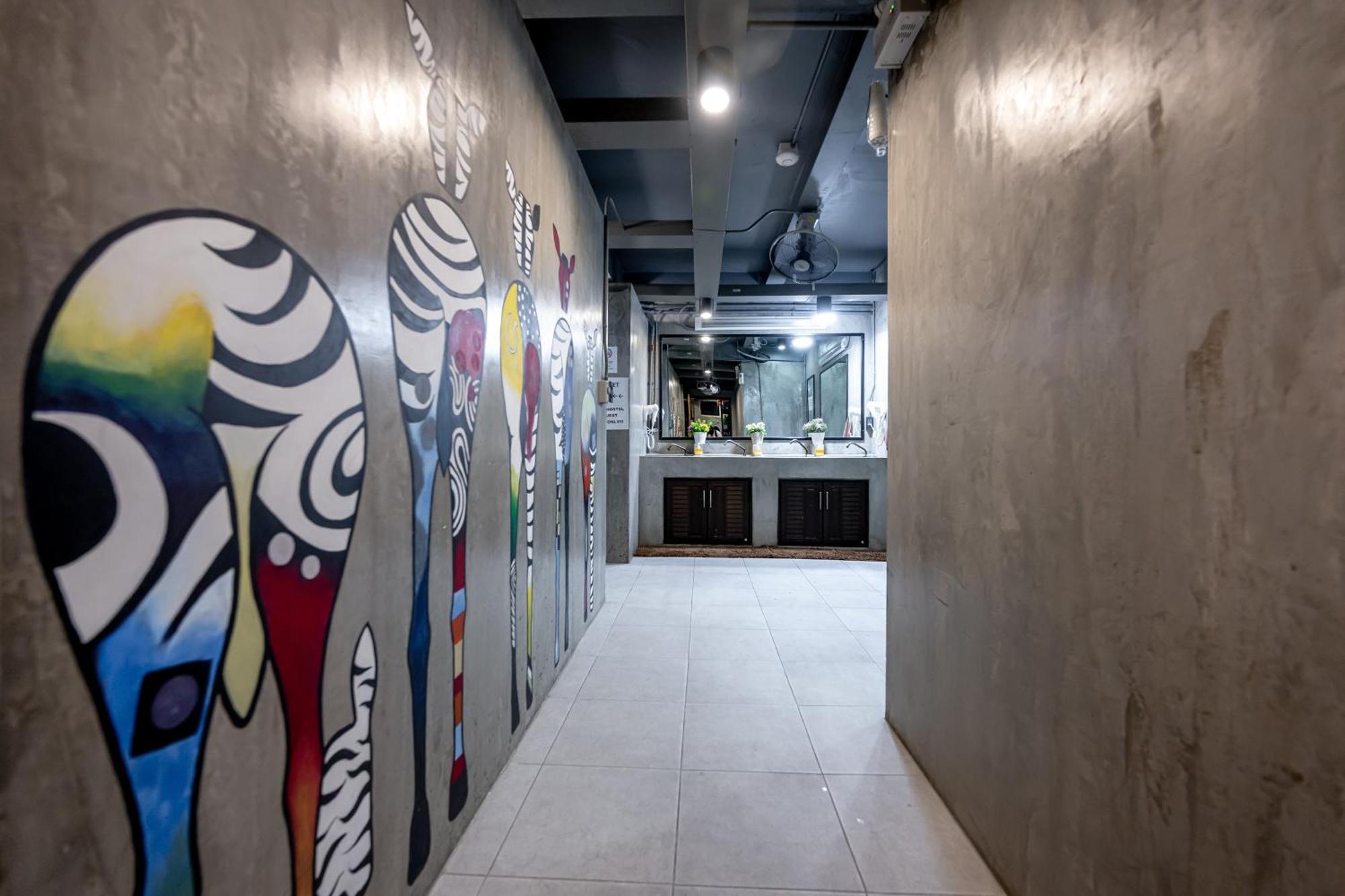 Vibes Hostel Бангкок Экстерьер фото