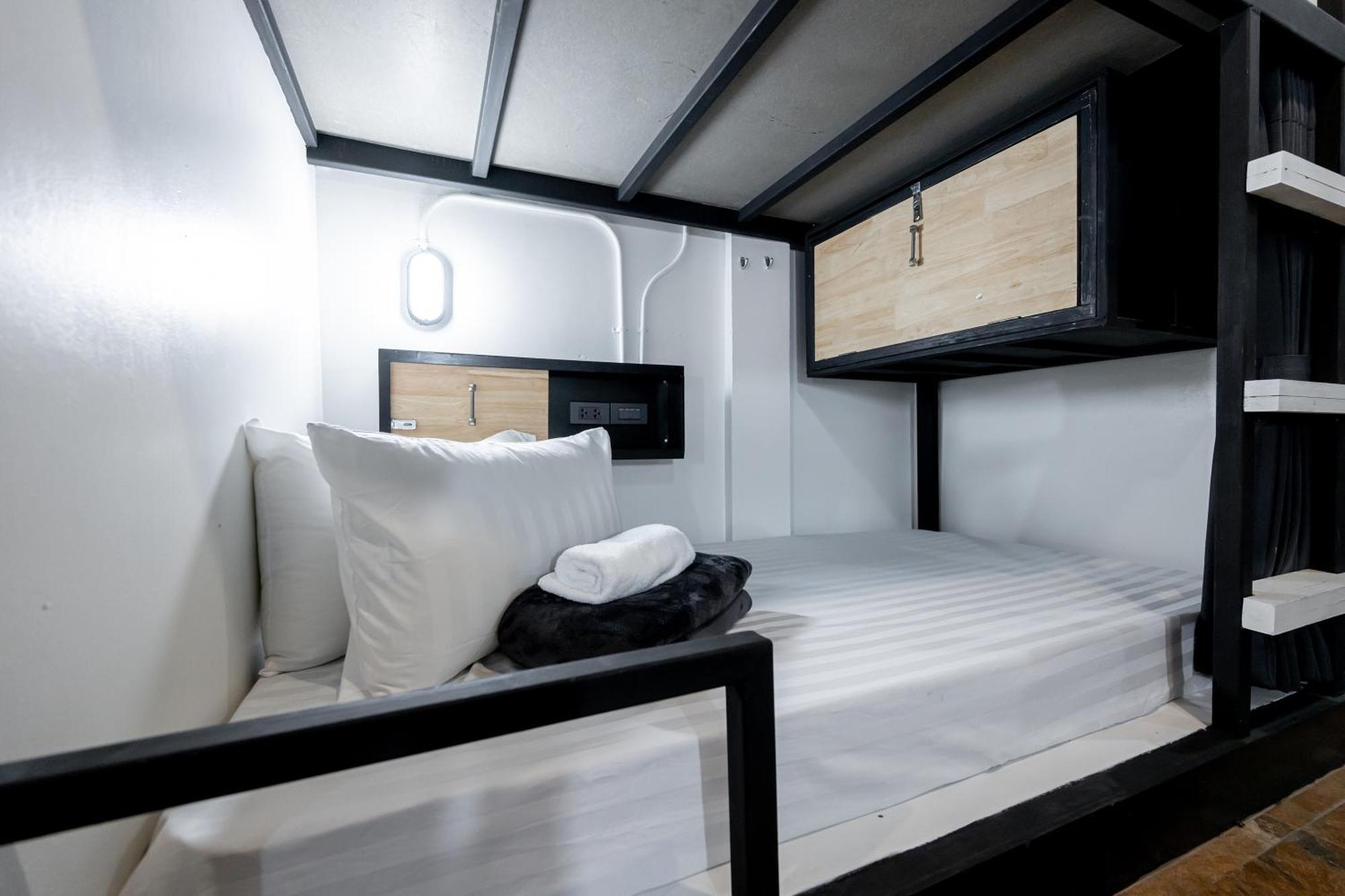 Vibes Hostel Бангкок Экстерьер фото
