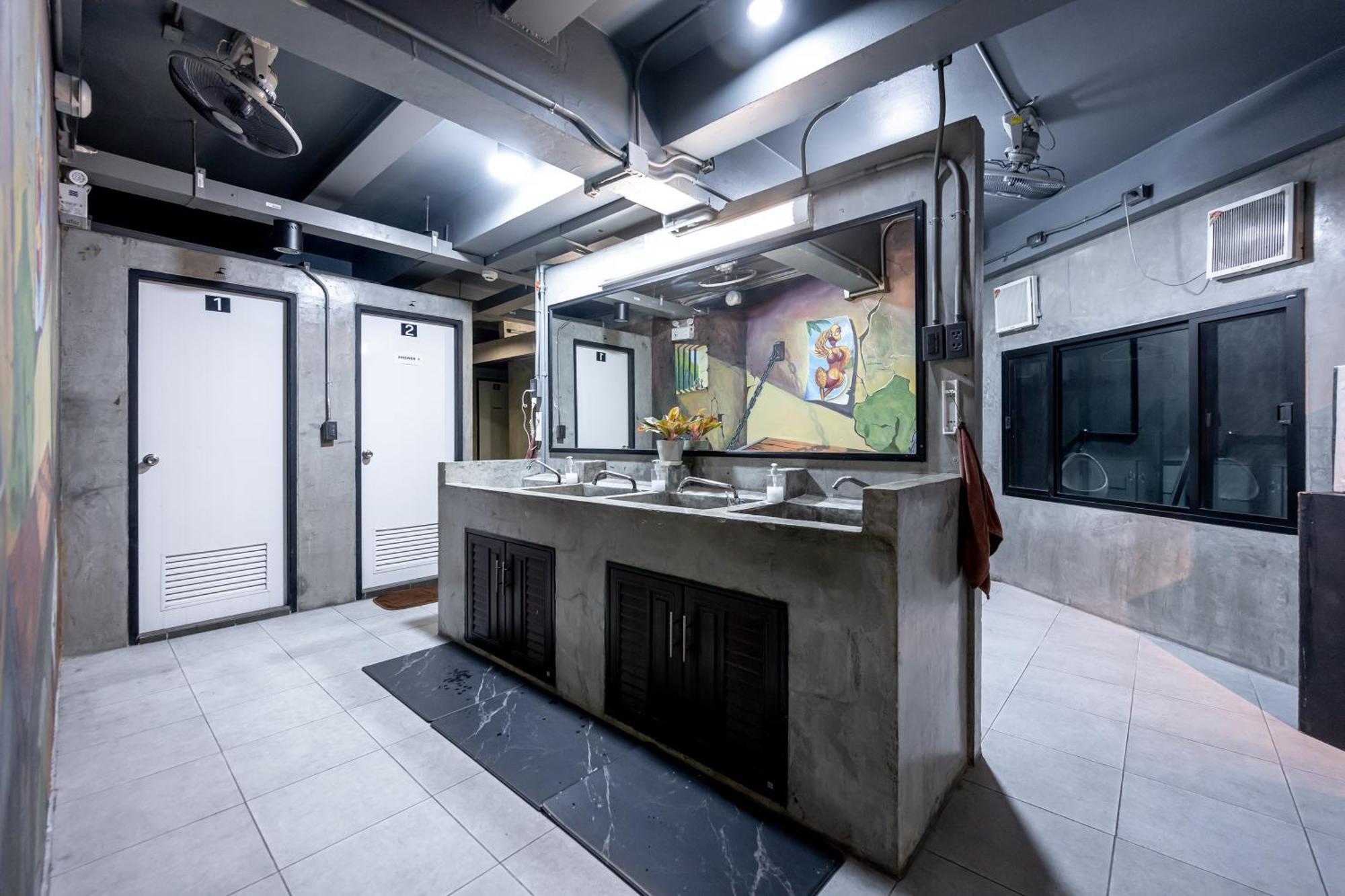 Vibes Hostel Бангкок Экстерьер фото