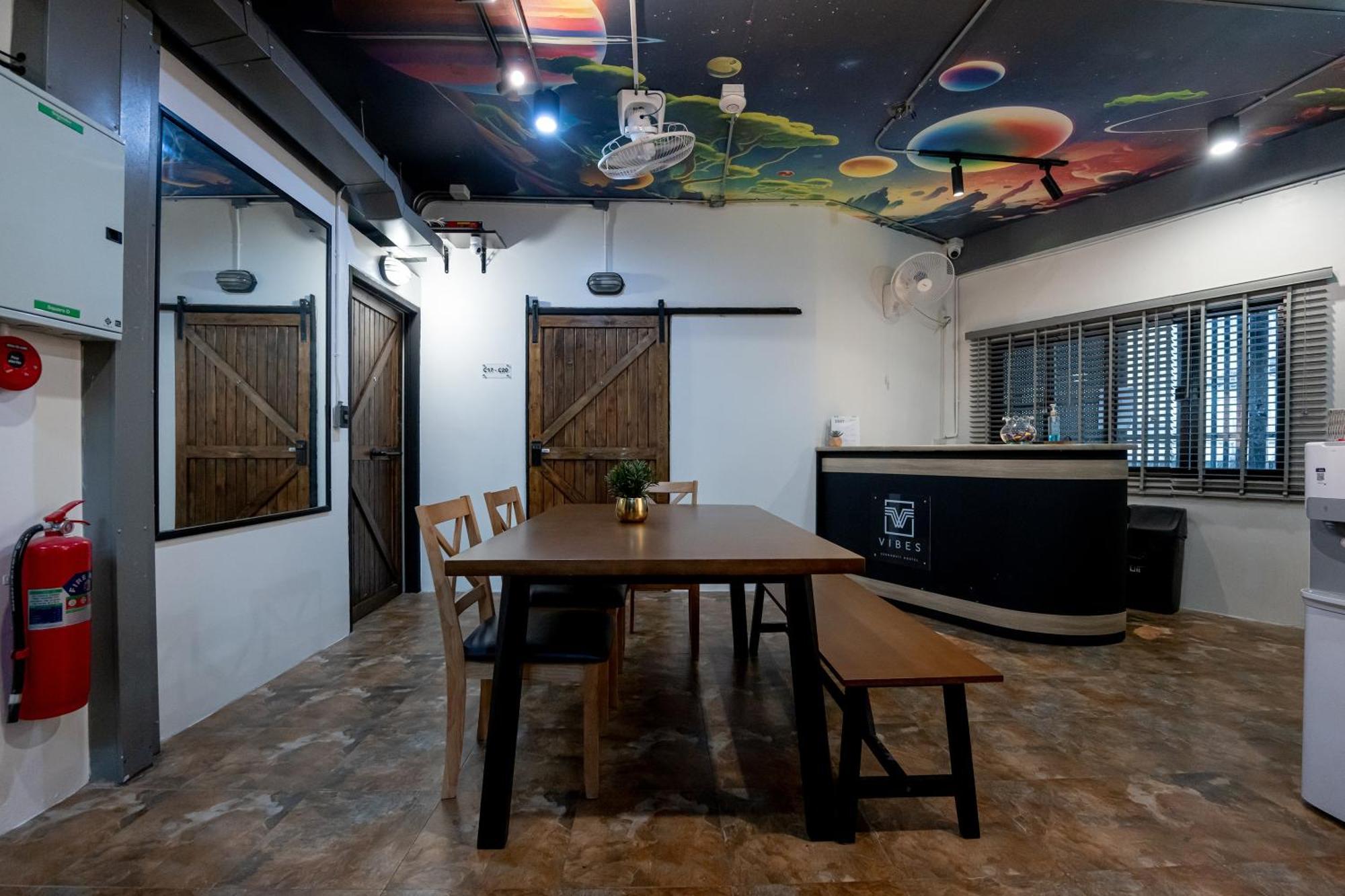 Vibes Hostel Бангкок Экстерьер фото