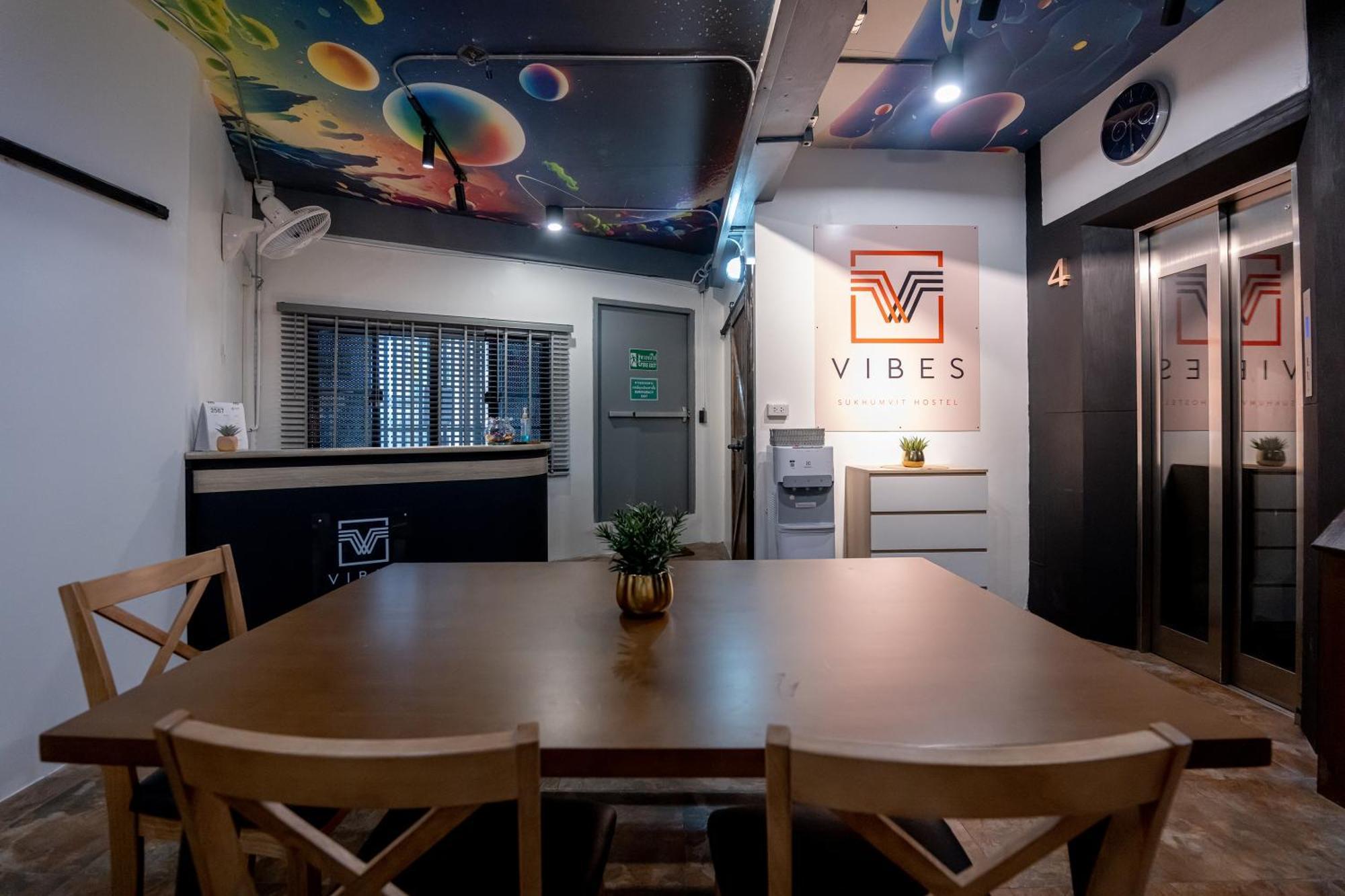 Vibes Hostel Бангкок Экстерьер фото